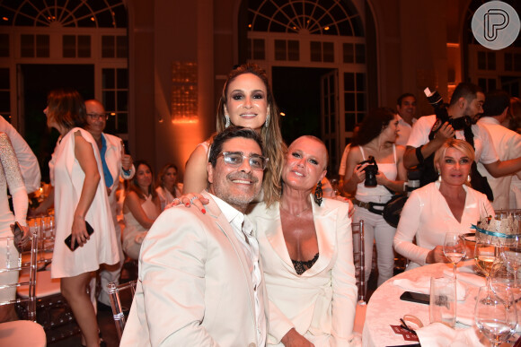 Xuxa e o namorado, Junno Andrade, posaram com Claudia Leitte em jantar beneficente