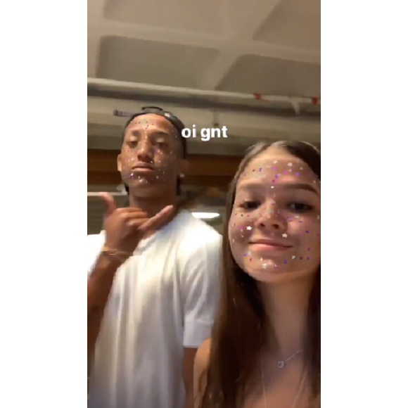 Mel Maia chorou e trocou beijos com namorado, João Pedro, em despedida no aeorporto Galeão