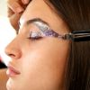 Maquiagem para os olhos: sombra de glitter com acabamanto gatinho é tendência nas passarelas internacionais