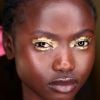 Maquiagem com brilho: sombra dourada com efeito 'borrado a mão' é tendência de beauté para fashionistas