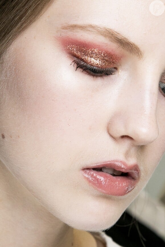 Maquiagem com brilho: glitter dourado pode ser aplicad por cima da sombra colorida
