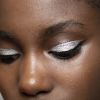 Maquiagem com brilho: o delineado preto ganha ainda mais informação de moda com a sombra prateada