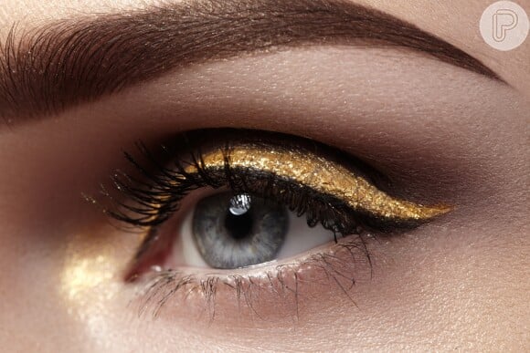Maquiagem com brilho: delineado com glitter dourado deixa a produção elegante e mais descontraída