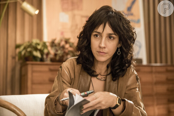 Amanda (Camila Márdila) precisa sumir por um tempo por causa de ameaças de Álvaro (Irandhir Santos) na novela 'Amor de Mãe'