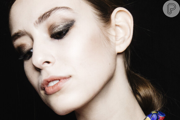 Maquiagem trendy: o olho esfumado ganha ares ainda mais fashion com glitter dourado