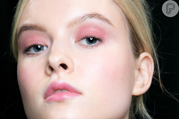Maquiagem rosa é tendência: aposte em tons rosados para os olhos e a boca