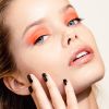 Maquiagem trendy: sombra laranja em tonalidade acesa pode ser aliada à boca glossy em produção mais básica e estilosa