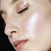 Maquiagem trendy: a sombra pode ser substituída por gloss em produção leve e fresh para o verão 2020