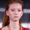 Maquiagem trendy: sombra rosa é aposta para o verão 2020 e a boca 'nada' ajuda a deixar o visual mais básico