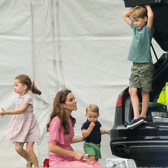 Kate Middleton vai passar o Natal em família na Inglaterra: pela primeira vez, Charlotte e George podem participar de saída natalina