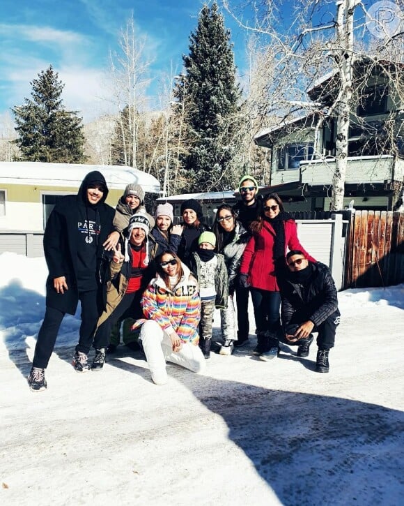 Anitta posou com amigos e familiares durante as férias na região de neve