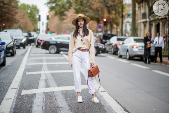 Tá na moda: chapéu de palha no estilo velejador (ou canotier, na frança) é mais reto, pode vir acompanhado de uma faixa preta e tem aba menor para usar no street style