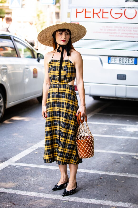 Tá na moda: chapéu de palha velejador com aba larga e fita para amarrar no pescoço funciona superbem com vestido xadrez e bolsa de rede no street style