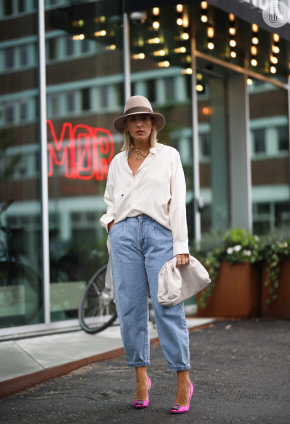 Tá na moda: chapéu de palha no estilo borsalino é fashion e pode ser combinado com camisa branca social, calça mom jeans e bolsa de mão no street style