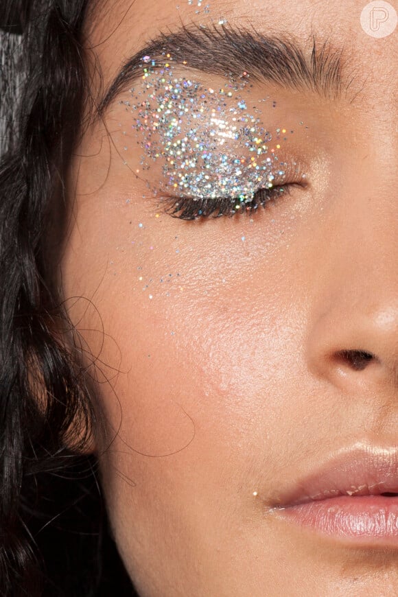 O glitter nas pálpebras garante um toque iluminado na maquiagem de fim de ano