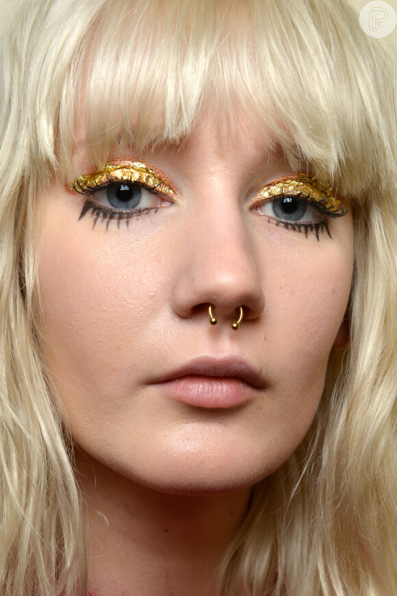 Aposte no glitter dourado para uma maquiagem iluminada e solar
