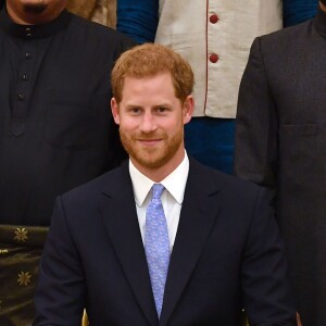 A Rainha Elizabeth não incluiu foto do neto Harry pois ele está longe na linha sucessória ao trono