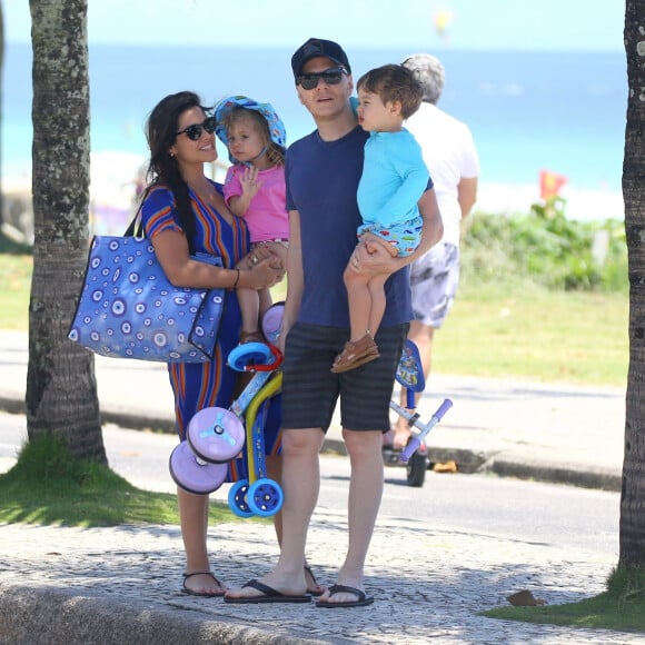 Filhos de Thais Fersoza e Michel Teló usam looks de praia parecidos