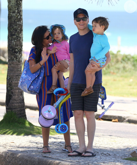 Thais Fersoza acena para fotógrafo após dia de praia em família