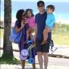 Thais Fersoza e Michel Teló se divertiram na praia da Barra com Melinda e Teodoro