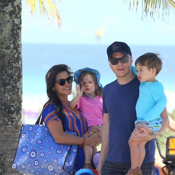 Thais Fersoza e Teló se divertem em praia pós-Natal com os filhos. Fotos!