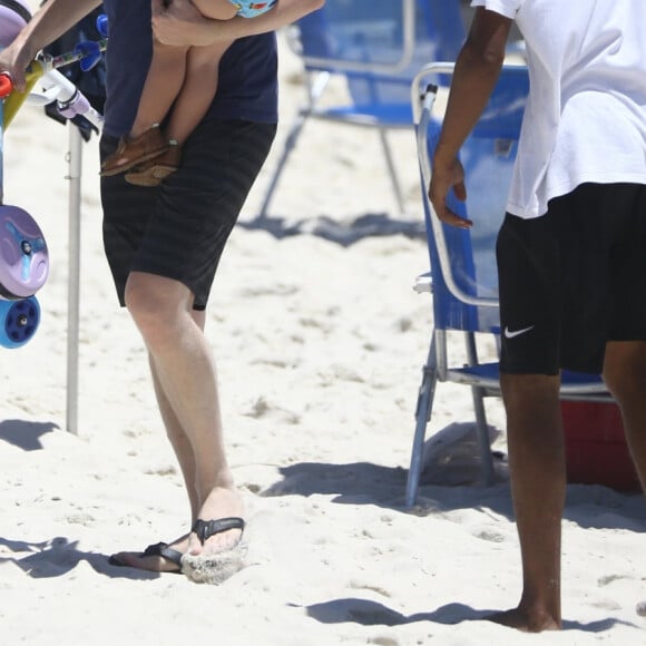 Michel Teló leva o filho, Teodoro, no colo ao sair da praia