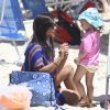 Thais Fersoza e a filha, Melinda, conversam em dia de praia
