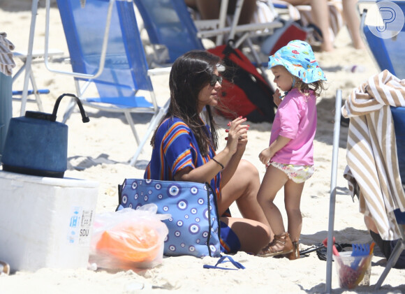 Thais Fersoza e a filha, Melinda, conversam em dia de praia