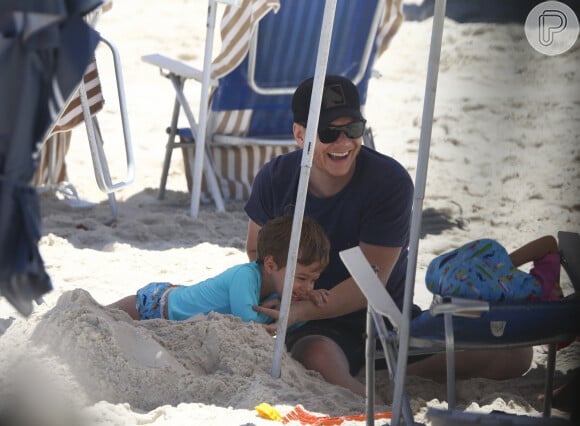 Michel Teló brinca na areia com Teodoro, de 2 anos, seu filho caçula