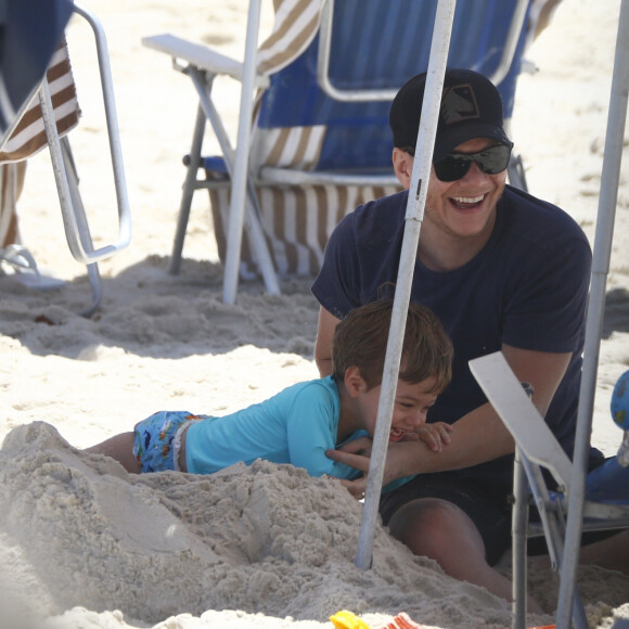 Michel Teló brinca na areia com Teodoro, de 2 anos, seu filho caçula