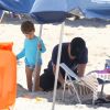 Michel Teló cuida do filho mais novo, Teodoro, em dia de praia