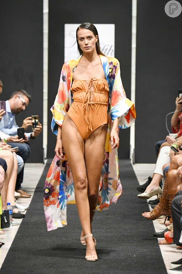 O kimono pode servir como saída de praia para um beachwear mais fashion