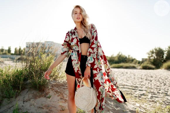 O kimono estampado pode ser usado no look de praia