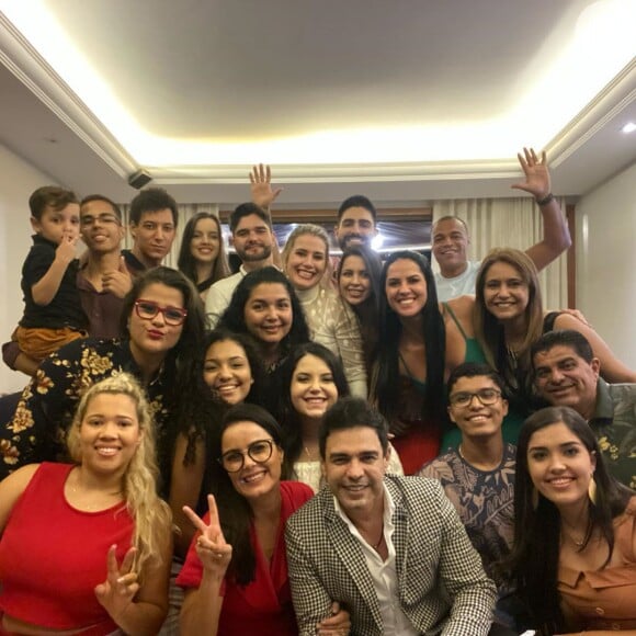 Zezé Di Camargo passou o Natal com a noiva, Graciele Lacerda, e alguns irmãos
