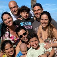 Zezé Di Camargo reúne noiva, filhas, genros e netos: 'Amor acima de tudo'. Foto!