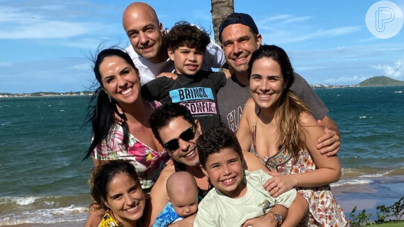 Zezé Di Camargo postou foto com a noiva, as filhas, os genros e os netos nesta quinta-feira, 26 de dezembro de 2019