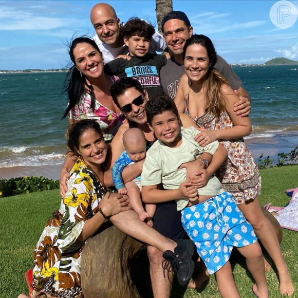 Wanessa e Camilla Camargo posaram para foto com o pai, Zezé Di Camargo, e a noiva do cantor, Graciele Lacerda