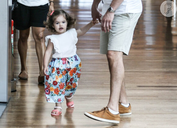 Filha de José Loreto e Débora Nascimento, de 1 ano e 8 meses, Bella estava com look colorido e floral