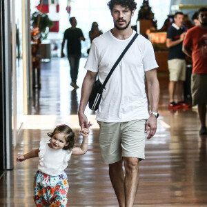 José Loreto e a filha, Bella, usaram blusas da mesma cor