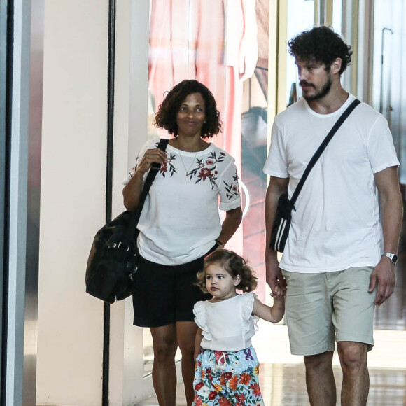 Bella, filha de José Loreto, se divertiu em passeio com o pai famoso