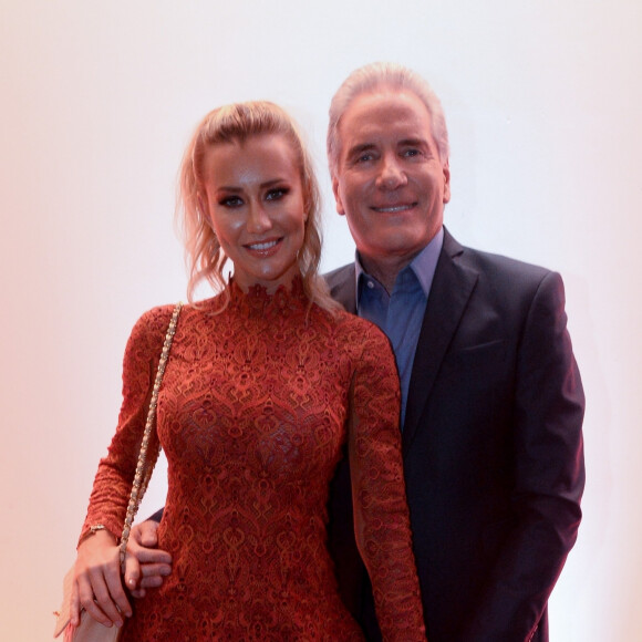 Ana Paula Siebert espera uma menina com Roberto Justus