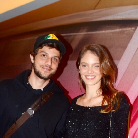 Chay Suede e Laura Neiva são pais da pequena Maria