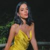 Bruna Marquezine apostou na trend do tecido acetinado com o slip dress amarelo em uma festa de pré-Réveillon em Trancoso, na Bahia