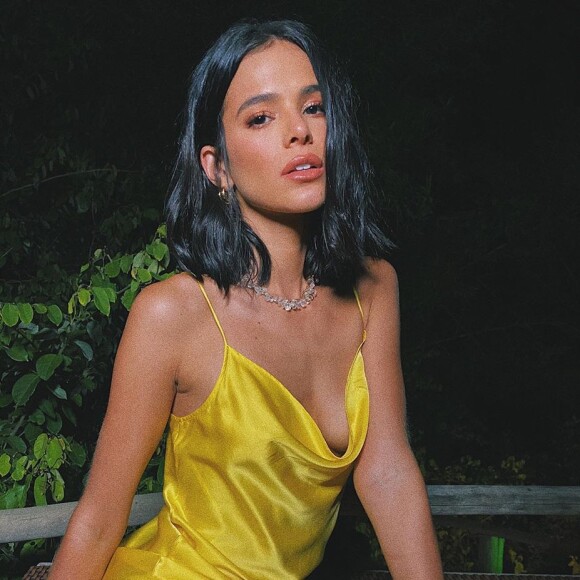 Com vestido e bolsa de grifes, Bruna Marquezine faz biquinho em selfie -  Quem