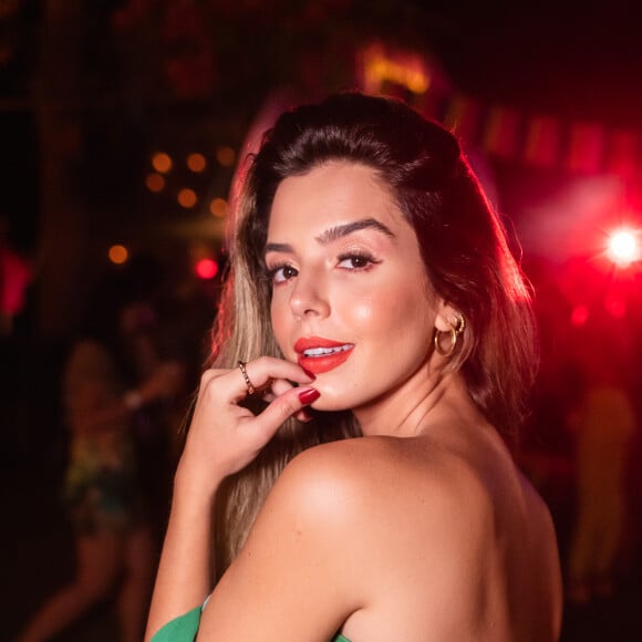 Giovanna Lancellotti apostou na trend do look verde em Fernando de Noronha