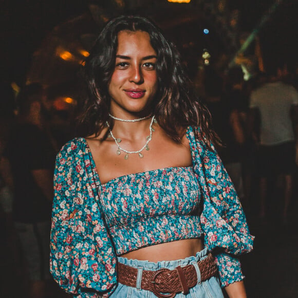 Yanna Lavigne também apostou na tendência das mangas bufantes em um cropped azul florido