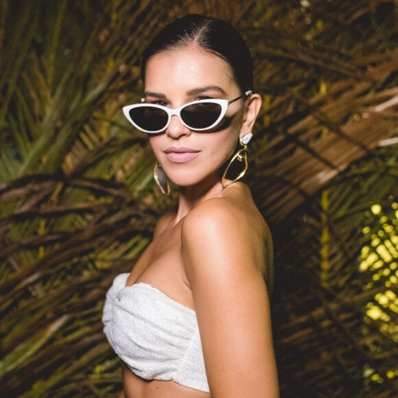Mariana Rios apostou no óculos de sol gatinho com armação branca em look pós-Réveillon em Fernando de Noronha