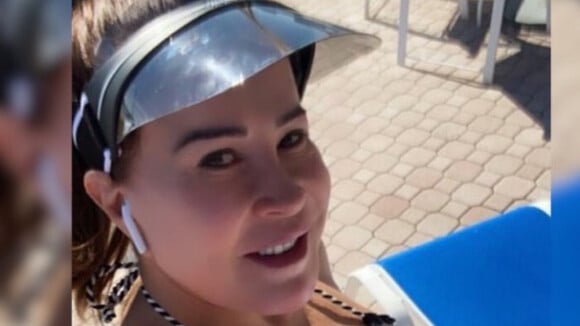 De biquíni, Zilu Godoi curte piscina durante férias e impressiona fãs: 'Arrasou'