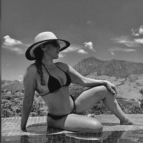 Zilu Godoi já chamou atenção pelo piercing no umbigo e tatuagem na altura dos seios