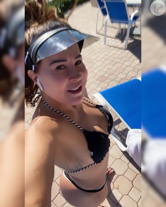 Zilu Godoi usou biquíni dado pela filha ao curtir piscina em Miami, nos EUA, nesta sexta-feira, 3 de janeiro de 2020